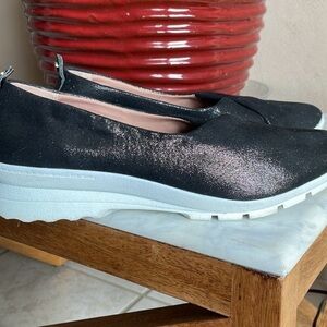 TARYN ROSE “Eliza” Metallic Walking Shoes for Women.  Sz: 9.5